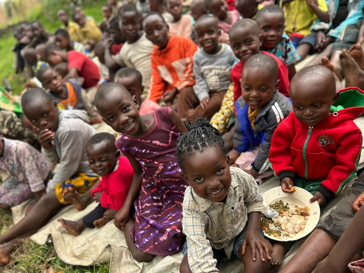 Kinder essen gemeinsam im Freien