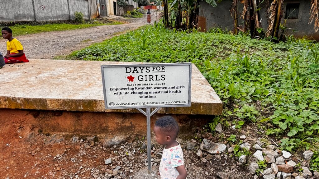 Ein Tisch mit DaysForGirls-Schild im Freien