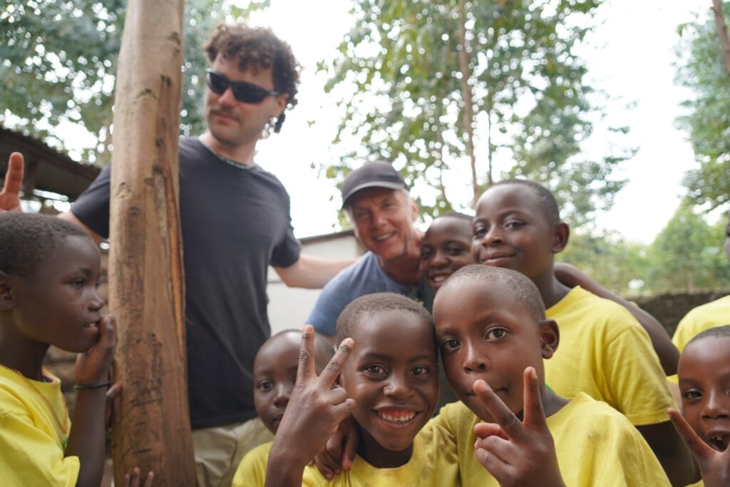 Ein Besucher steht vor einer Gruppe lachender Kinder